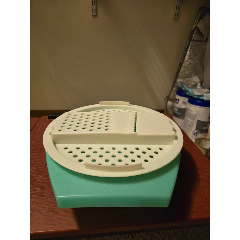 Tupperware vintage grate